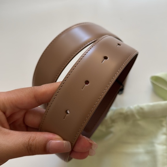 New With Tag BURBERRY
Camel Ladies Monogram Motif Leather Belt, Size Small - Picture 4 of 5